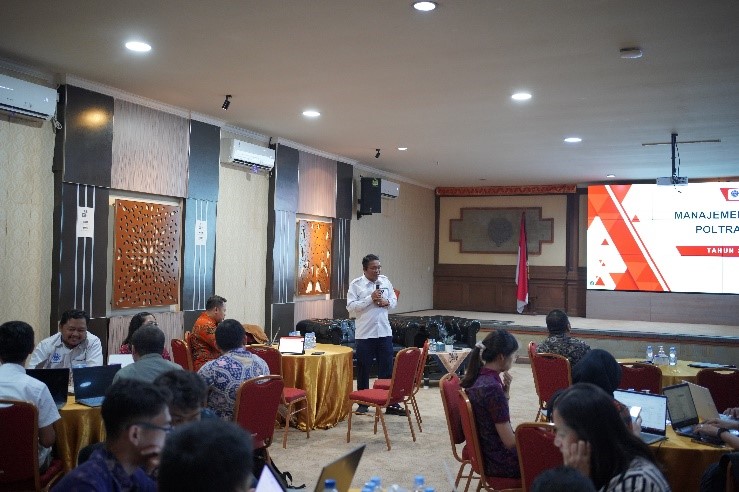 Pada hari Kamis tanggal 09 Januari 2025 Kegiatan Penyampaian dan Evaluasi Manajemen Risiko Tahun 2024 dan Penetapan Konteks Manajemen Risiko 2025 yang di buka oleh Direktur Politeknik Transportasi Darat Bali Bapak Dr. Ir. I Made Suraharta, S.T., S.Si.T., M.T., IPM. Penyampaian dari Bapak Direktur Poltrada Bali ke seluruh Unit Pemilik Risiko (UPR) pada kesempatan ini yaitu seluruh Manajemen Poltrada Bali, bahwa dalam Mengidentifikasi Risiko yaitu upaya untuk mempertahankan nilai yang Instansi sudah tetapkan pada penetapan konteks awal tahun 2024.